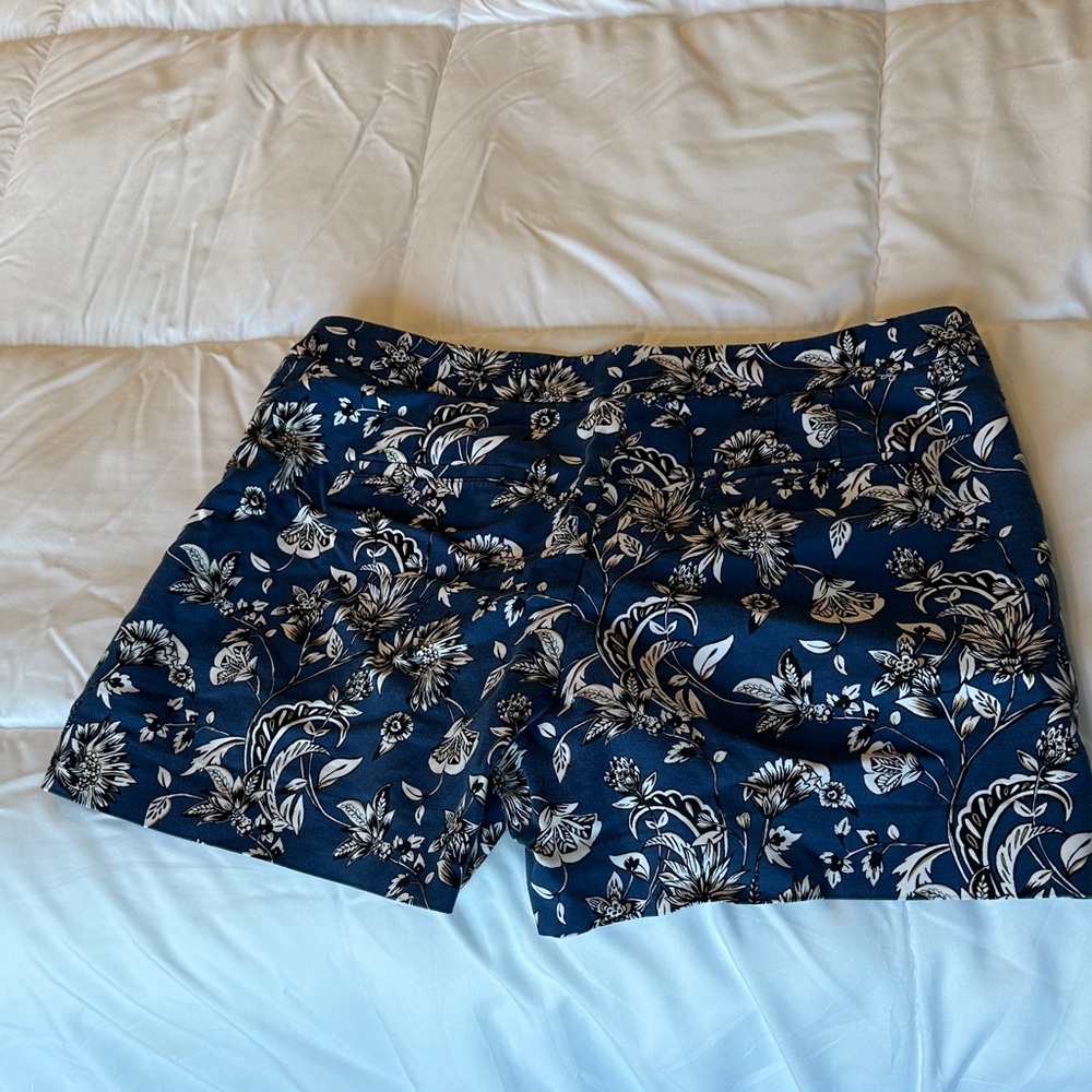 2 pair : White House Black Market 5” SHORT - Picture 3 of 11